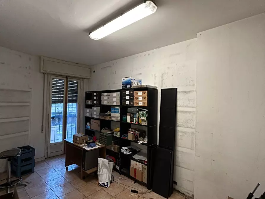 Immagine 3 di Locale commerciale in vendita  in Viale Alessandro Guidoni a Firenze