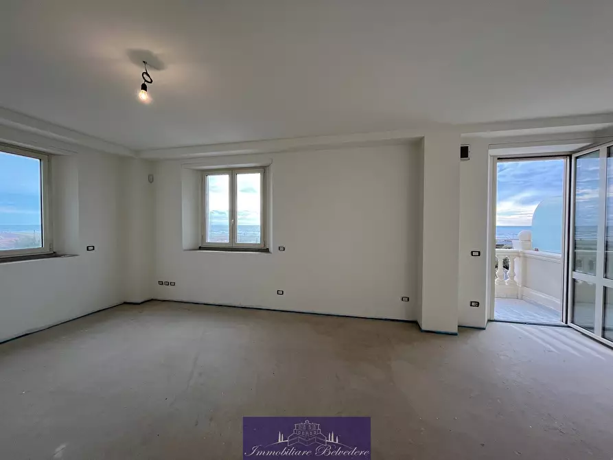 Immagine 5 di Quadrilocale in vendita  in Via Nazario Sauro a Camaiore