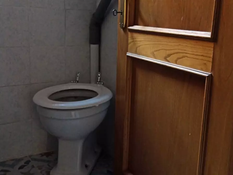 Immagine 11 di Locale commerciale in vendita  in Via di Ripoli a Firenze