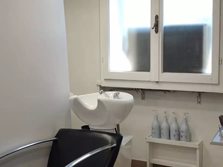 Immagine 5 di Locale commerciale in affitto  in Via Giacomo Leopardi a Scandicci