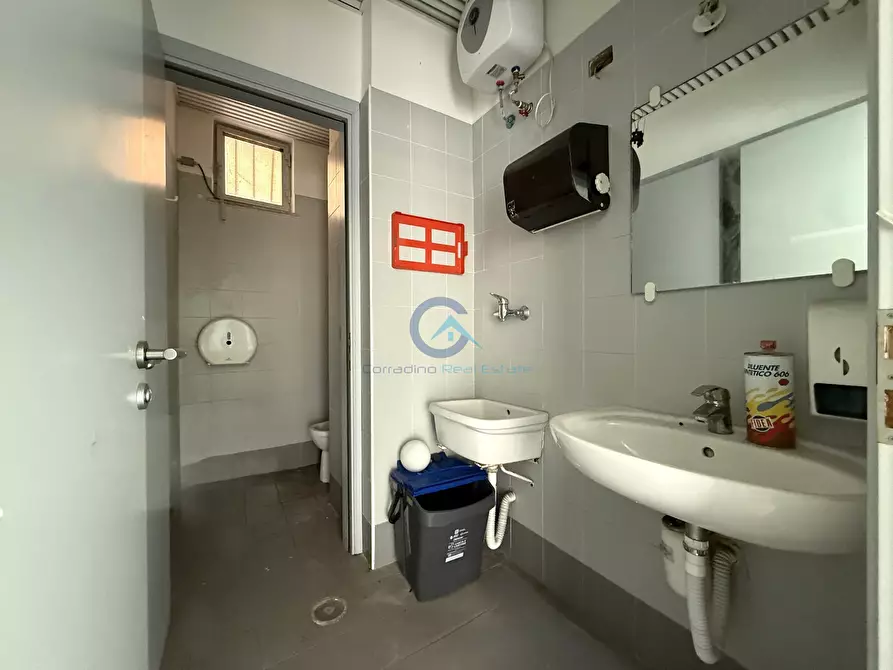 Immagine 11 di Locale commerciale in affitto  in Via Nazario Sauro 9 a Catanzaro