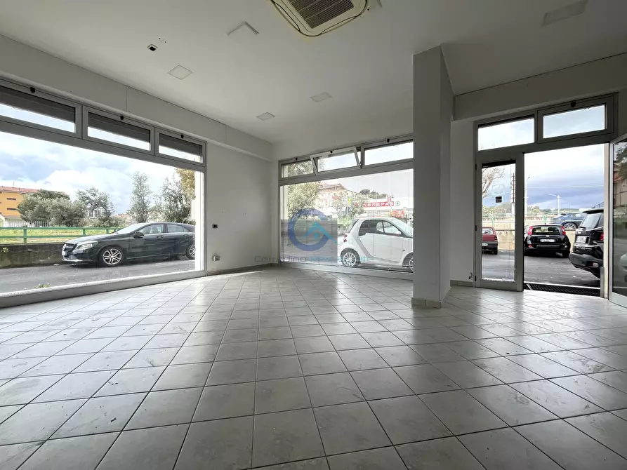 Immagine 1 di Locale commerciale in affitto  in Viale Crotone 237 a Catanzaro