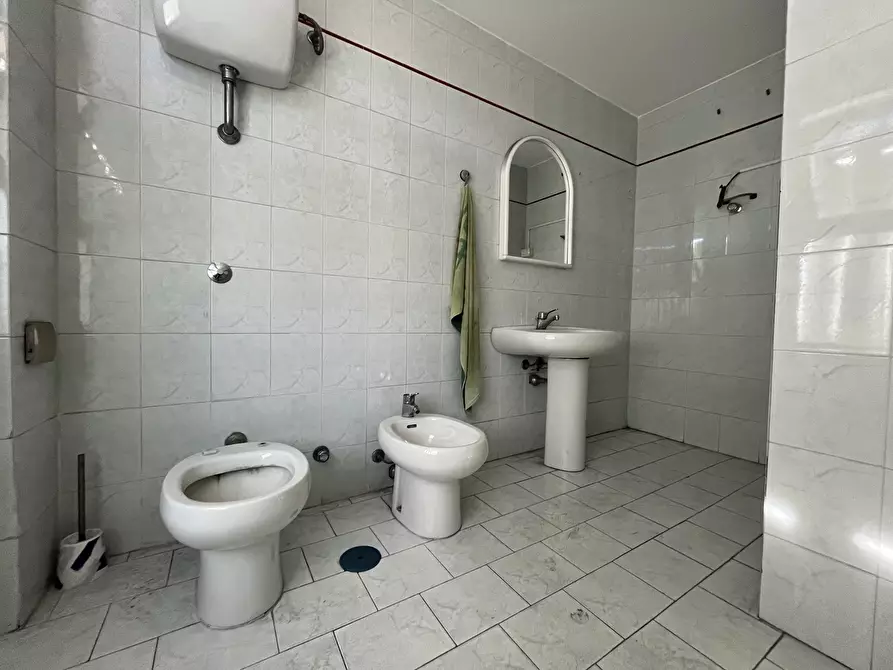 Immagine 17 di Locale commerciale in affitto  in Viale Lucrezia della Valle 46 a Catanzaro