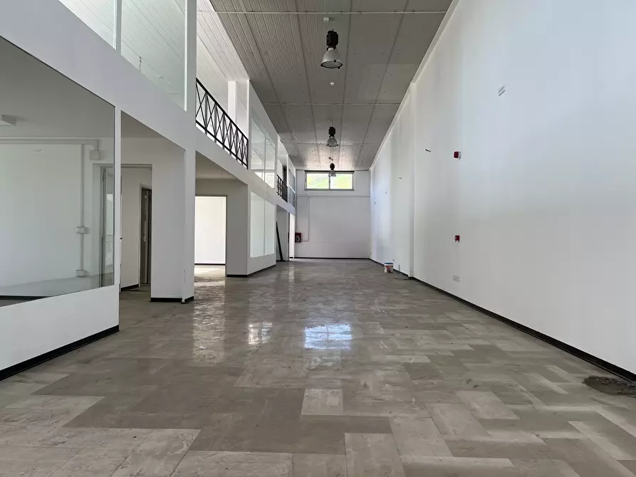 Immagine 5 di Locale commerciale in affitto  in Viale Lucrezia della Valle 46 a Catanzaro