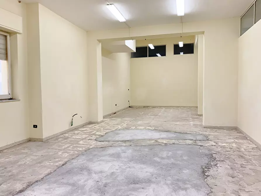 Immagine 6 di Magazzino in vendita  a Catanzaro