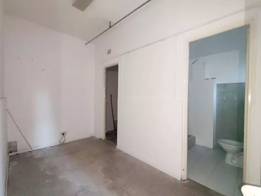Immagine 8 di Magazzino in vendita  in Via Passo del Furlo 31 a Roma