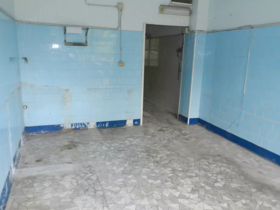 Immagine 3 di Locale commerciale in affitto  in Via dei Campi Flegrei 47 a Roma