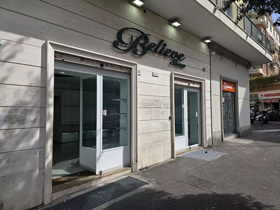 Immagine 3 di Locale commerciale in affitto  in Piazza dei Mirti 16 a Roma