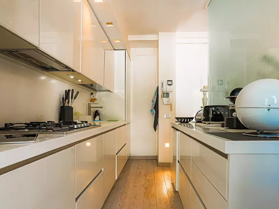 Immagine 9 di Pentalocale in vendita  in Via Misurina a Roma