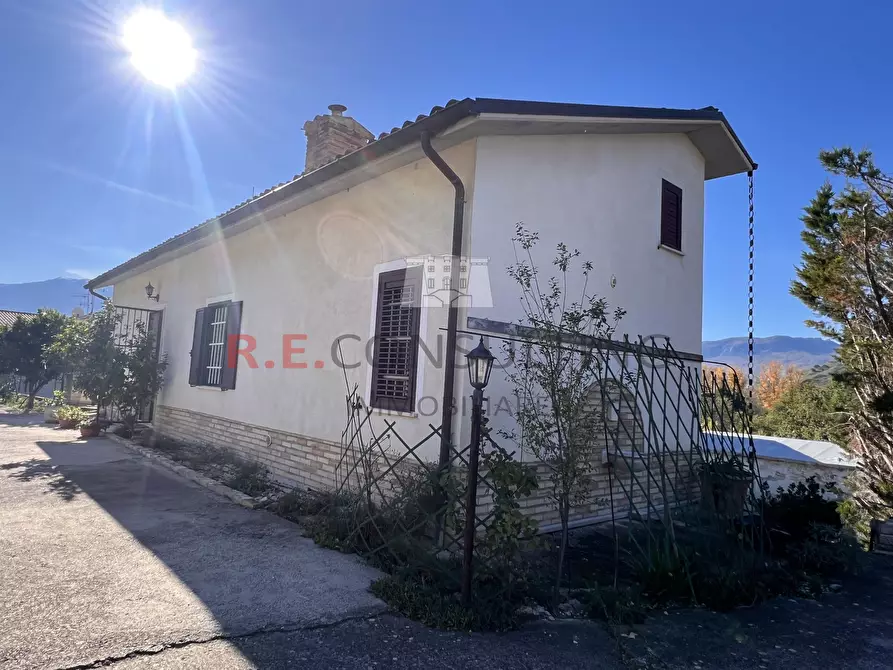 Immagine 1 di Villa in vendita  in Strada Statale 5 7 a Scafa