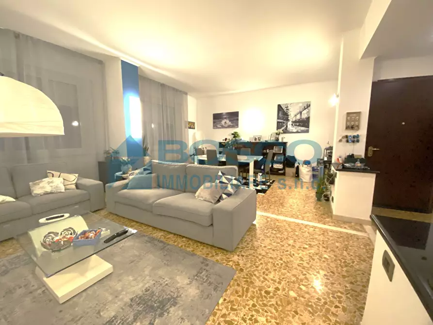 Immagine 1 di Pentalocale in vendita  in Via Emanuele Gianturco a La Spezia