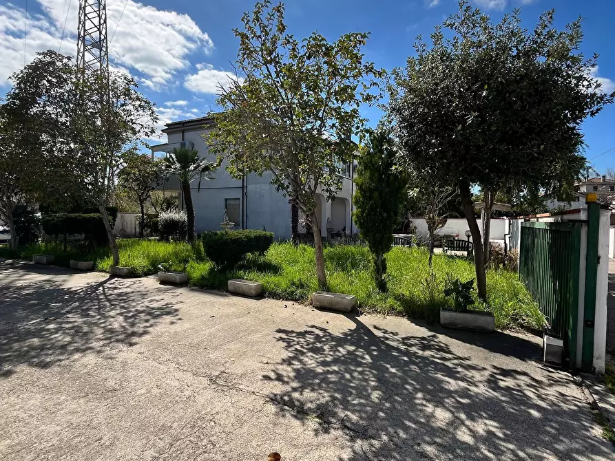 Immagine 1 di Casa trifamiliare in vendita  a Pescara