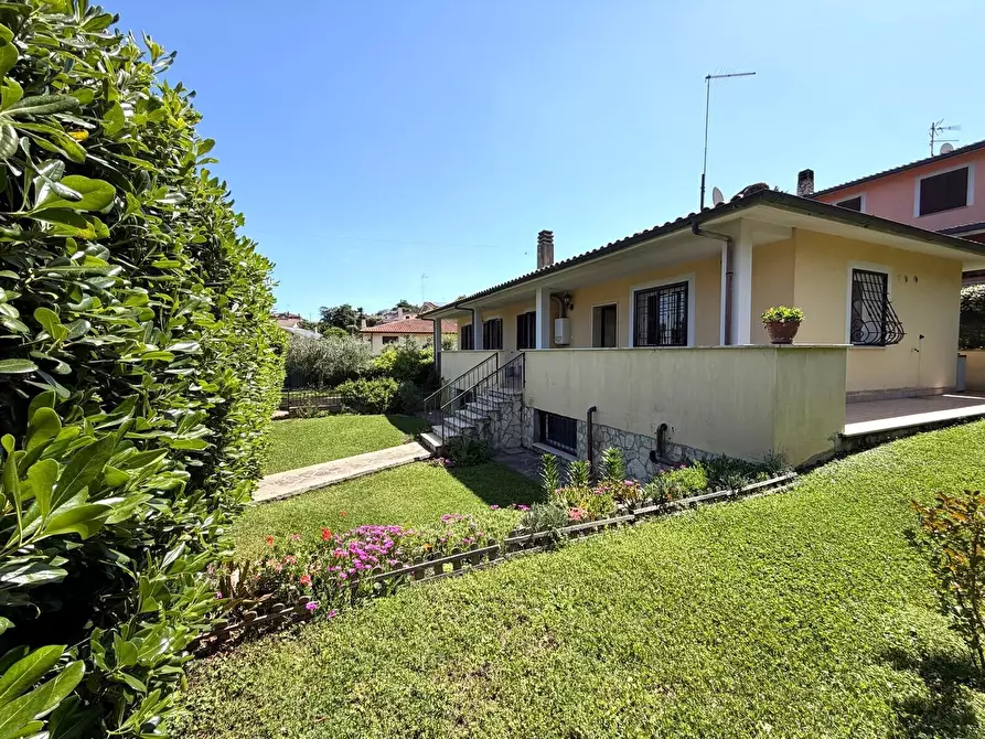 Immagine 3 di Villa in vendita  a Castelnuovo Di Porto
