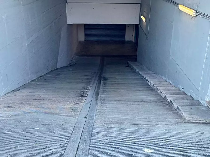 Immagine 3 di Garage in vendita  in via vittorio veneto a Monopoli