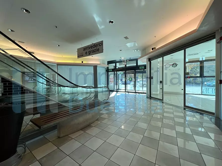 Immagine 18 di Locale commerciale in affitto  a Bologna