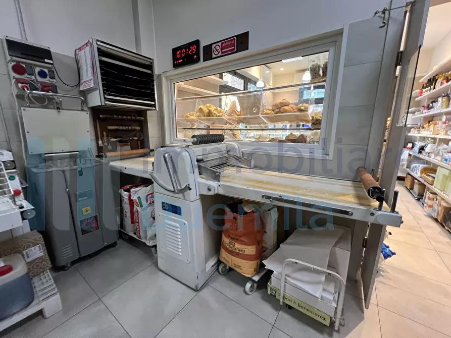 Immagine 13 di Attività artigianale in vendita  a Bologna