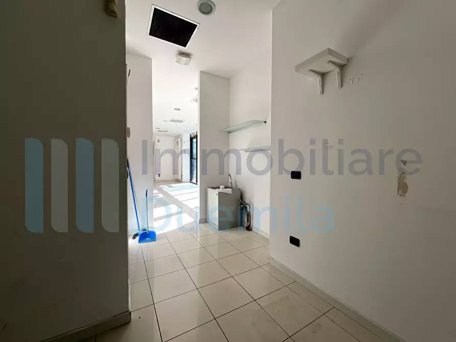 Immagine 13 di Locale commerciale in affitto  a Bologna