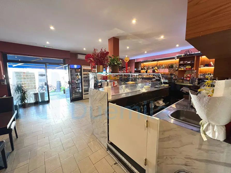 Immagine 10 di Locale commerciale in vendita  a Bologna