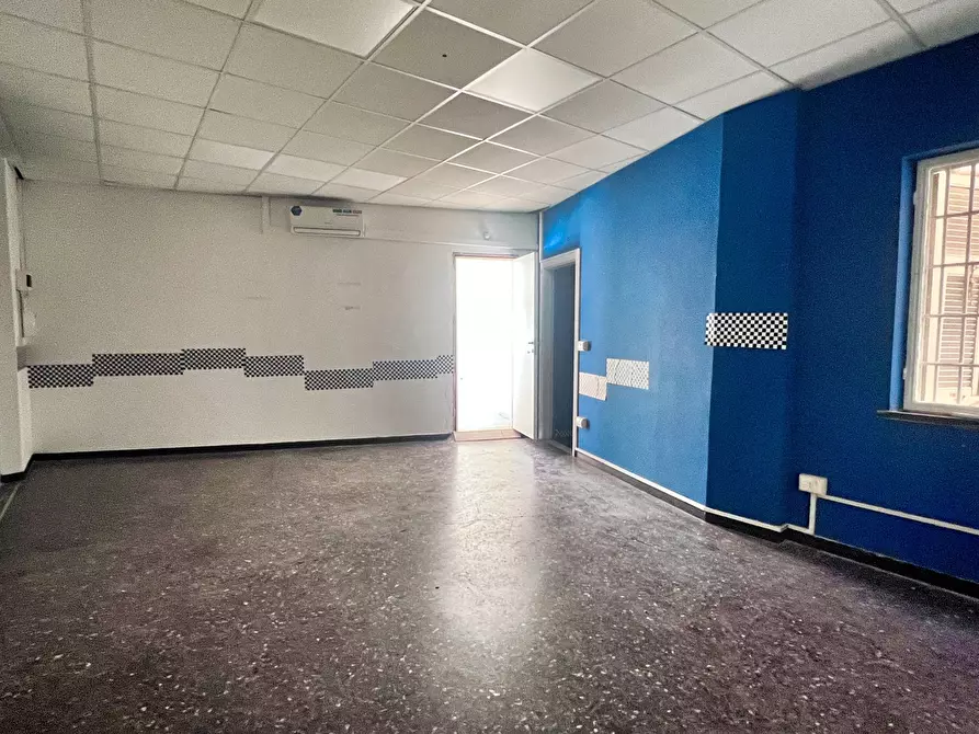 Immagine 7 di Locale commerciale in affitto  in Corso Tardy e Benech 26 R a Savona