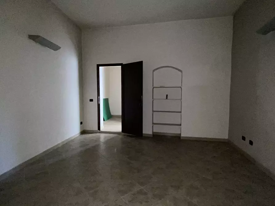 Immagine 7 di Locale commerciale in vendita  a Savona