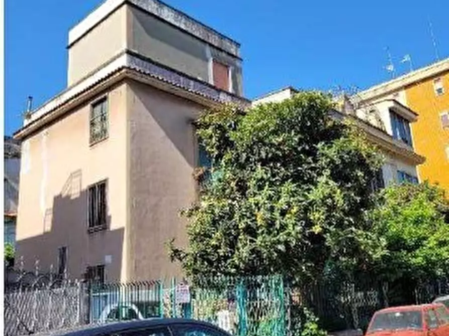 Immagine 1 di Casa trifamiliare in vendita  in Via Carlo de Marco 129 a Napoli