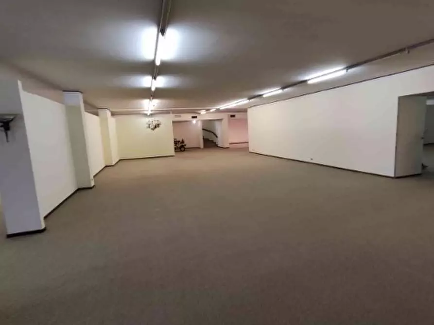 Immagine 7 di Showroom in vendita  in Corso Giuseppe Garibaldi 177 a Gattinara