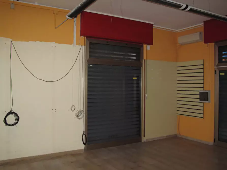 Immagine 4 di Locale commerciale in vendita  in Via Fratelli Canepa 48D a Serra Riccò