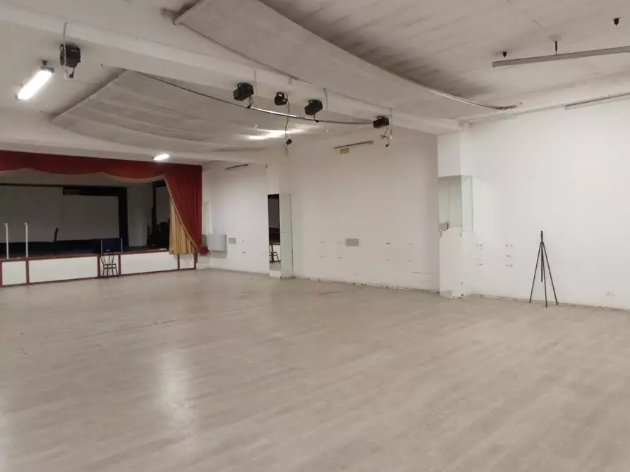 Immagine 4 di Showroom in vendita  a Ragusa