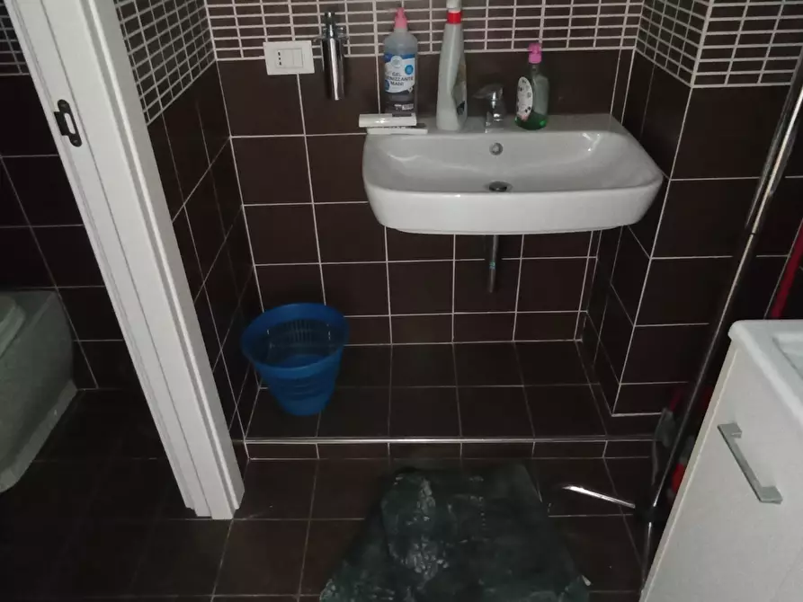 Immagine 9 di Locale commerciale in affitto  a Ragusa