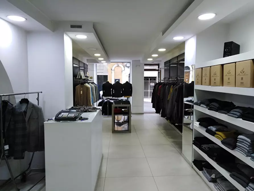 Immagine 5 di Locale commerciale in affitto  a Ragusa