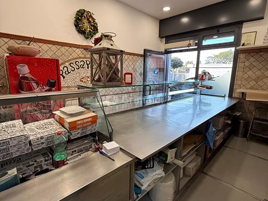 Immagine 11 di Locale commerciale in vendita  in Via Santa Maria 160 a Nettuno