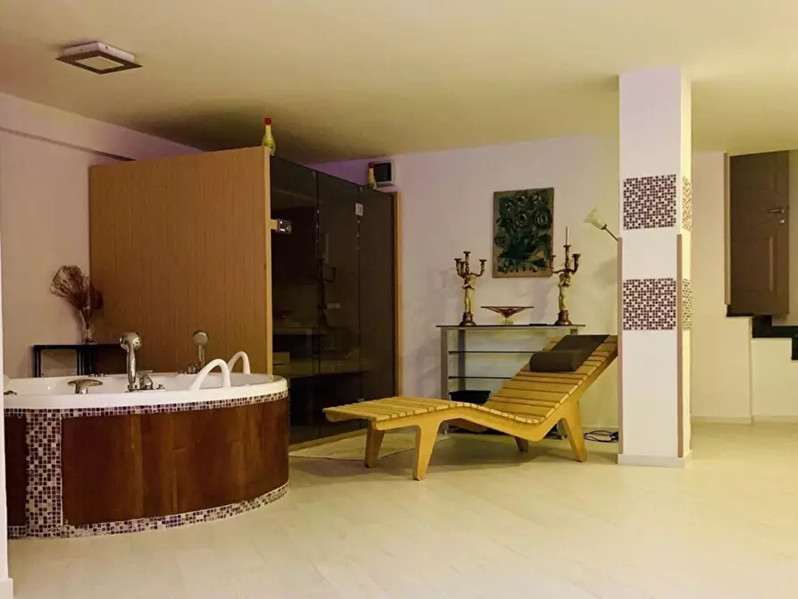 Immagine 32 di Villa in affitto  a Livorno