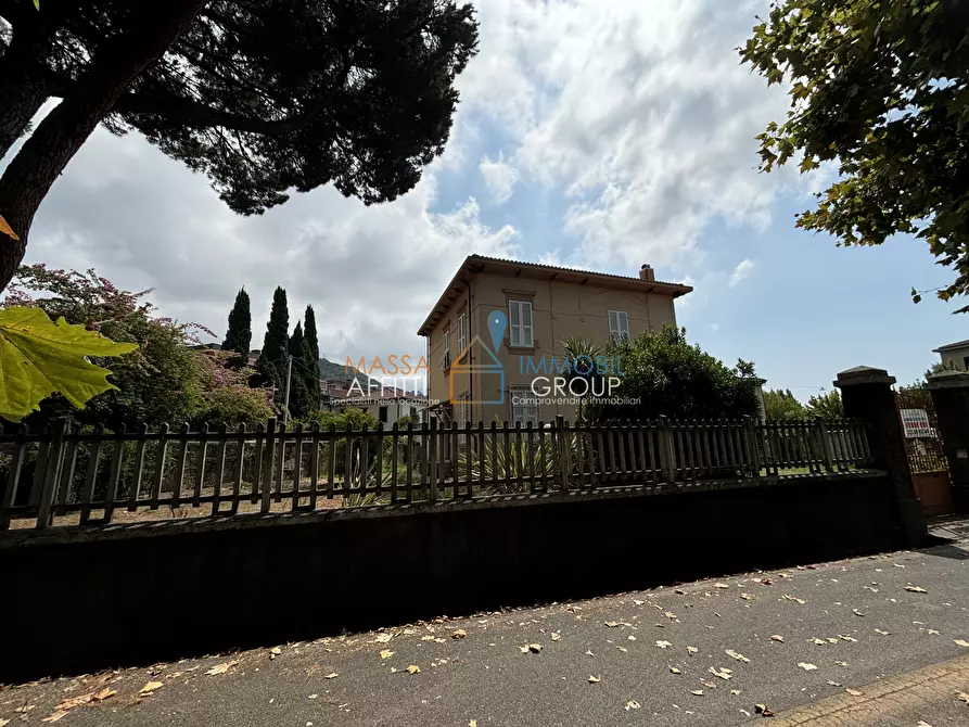 Immagine 8 di Villa in vendita  in Viale Stazione 54 a Massa