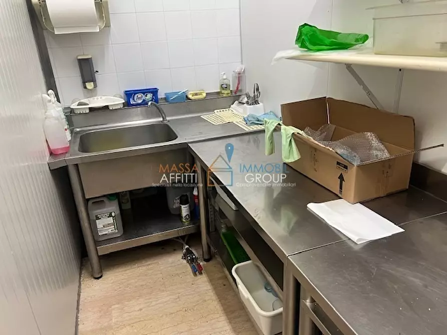 Immagine 15 di Locale commerciale in vendita  in Piazza Felice Palma 37 a Massa