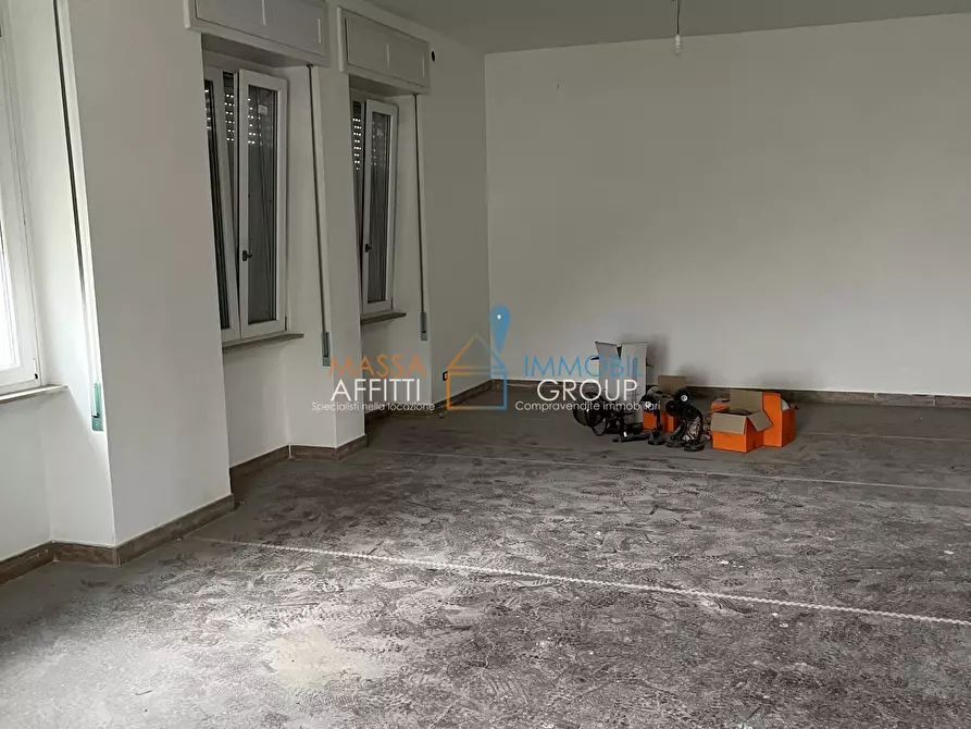 Immagine 3 di Villa in vendita  in Strada Statale 1 108 a Massa