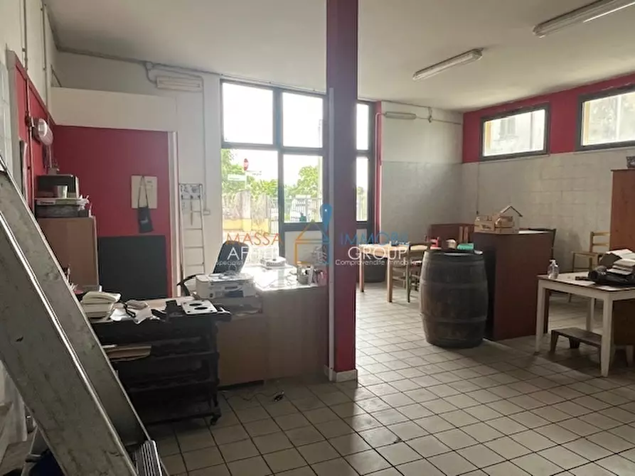 Immagine 7 di Locale commerciale in affitto  in Via del Papino 15 a Massa