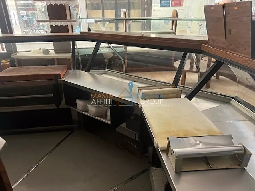 Immagine 10 di Locale commerciale in vendita  in Piazza Felice Palma 37 a Massa