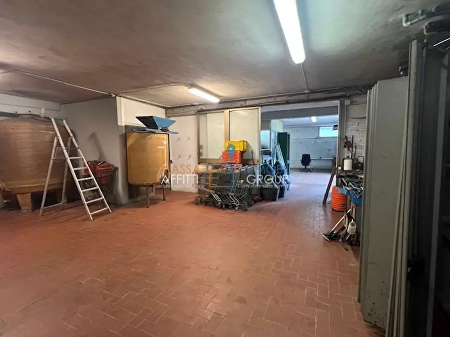 Immagine 28 di Locale commerciale in affitto  in Via del Papino 15 a Massa
