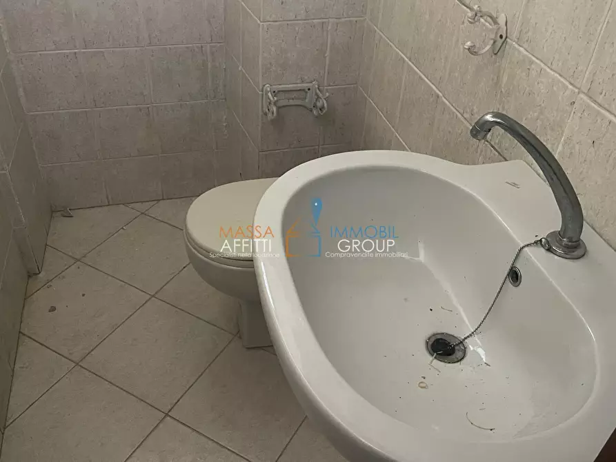 Immagine 15 di Locale commerciale in vendita  in Piazza Aranci 22 a Massa