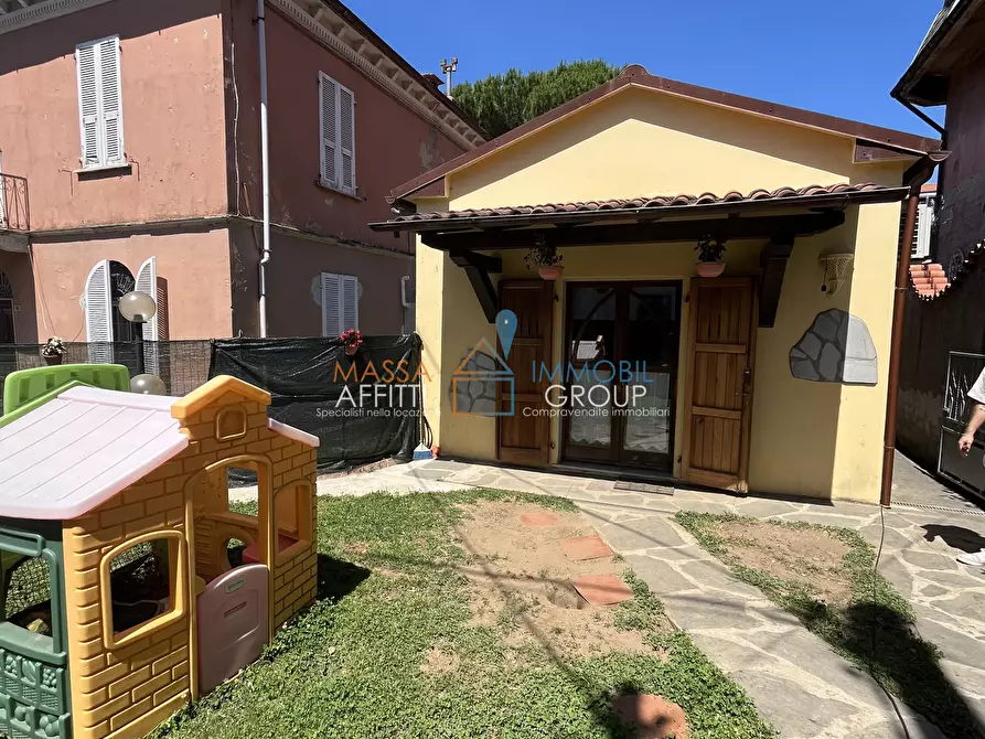 Immagine 1 di Casa indipendente in vendita  in Viale Stazione 45 a Massa