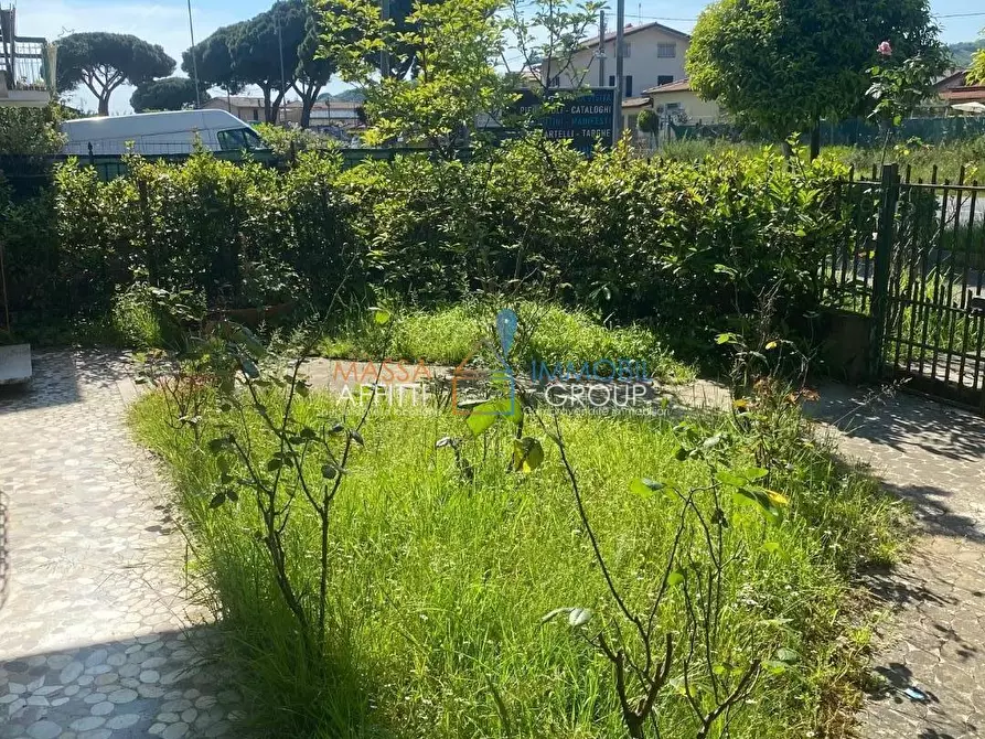 Immagine 1 di Porzione di casa in vendita  in Via del Melaro 6 a Massa