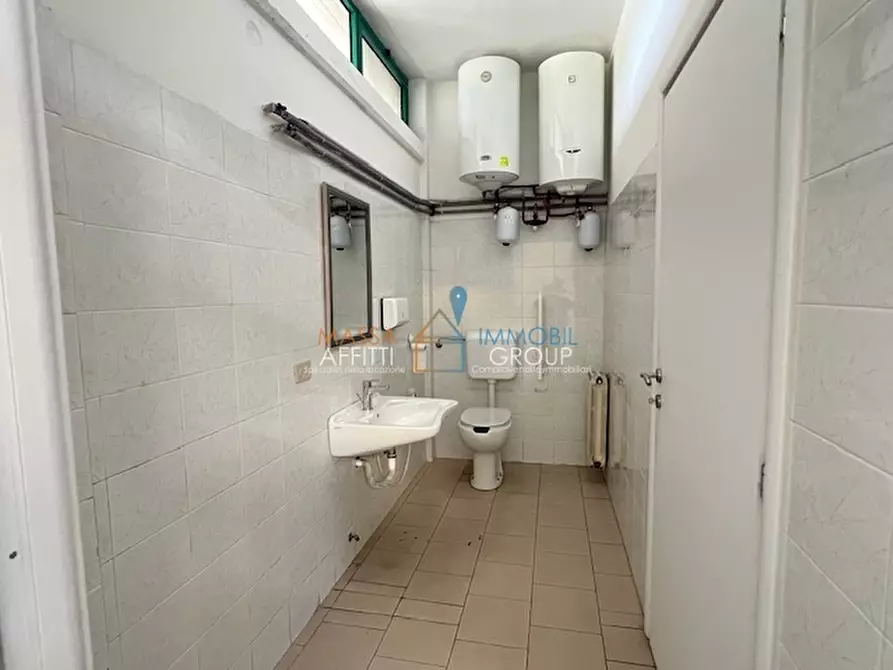 Immagine 8 di Locale commerciale in vendita  in Via Montegrappa 85 a Massa