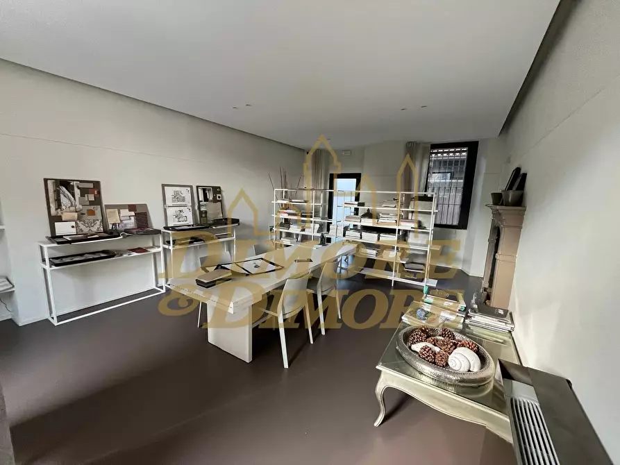 Immagine 12 di Locale commerciale in affitto  a Sesto Calende