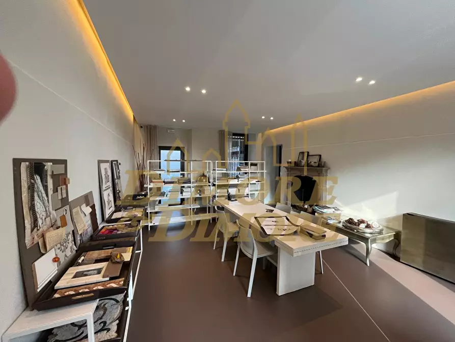 Immagine 16 di Locale commerciale in affitto  a Sesto Calende