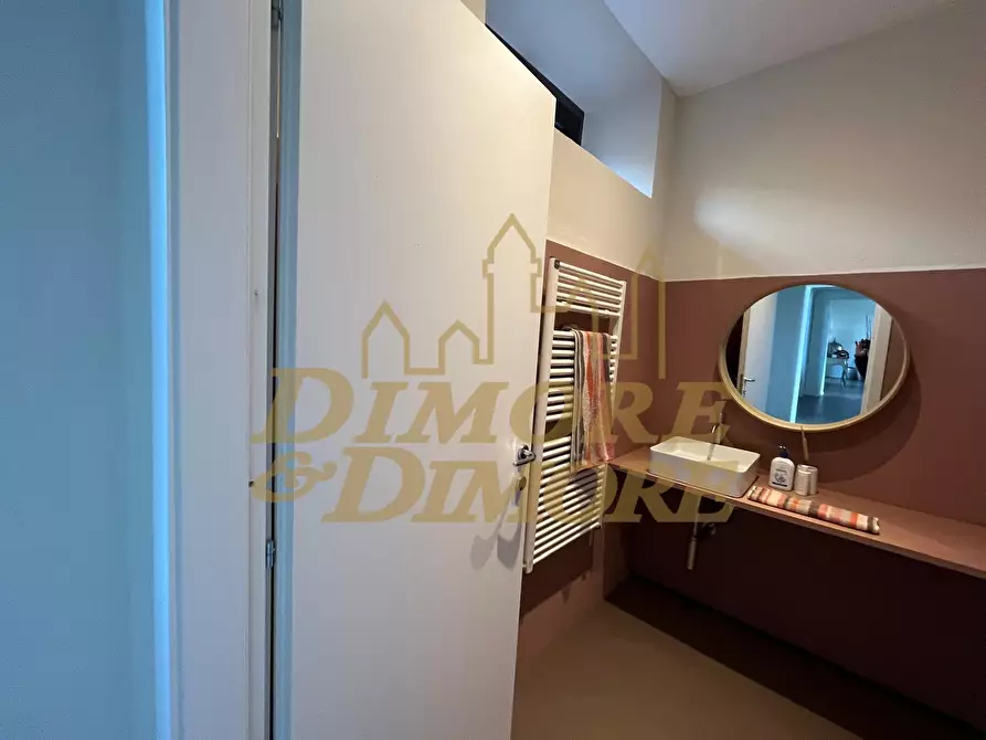 Immagine 18 di Locale commerciale in affitto  a Sesto Calende