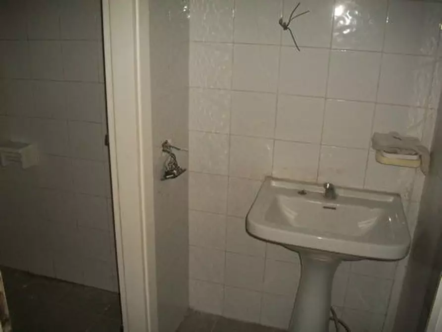 Immagine 12 di Locale commerciale in affitto  in VIA VALERA a Lanciano