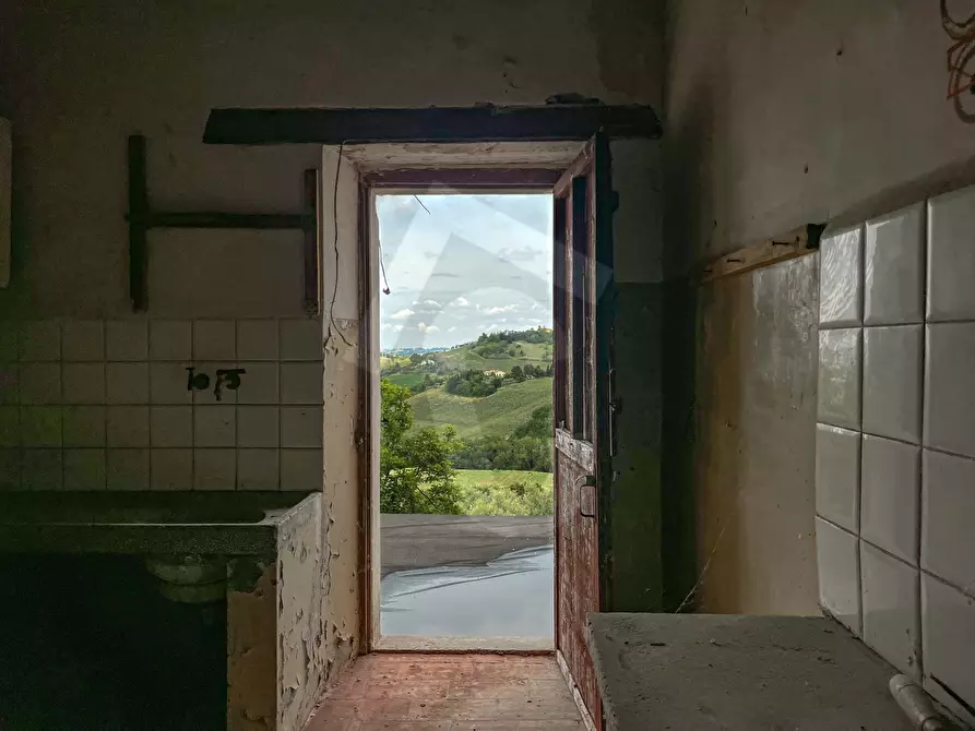 Immagine 36 di Rustico / casale in vendita  a Jesi