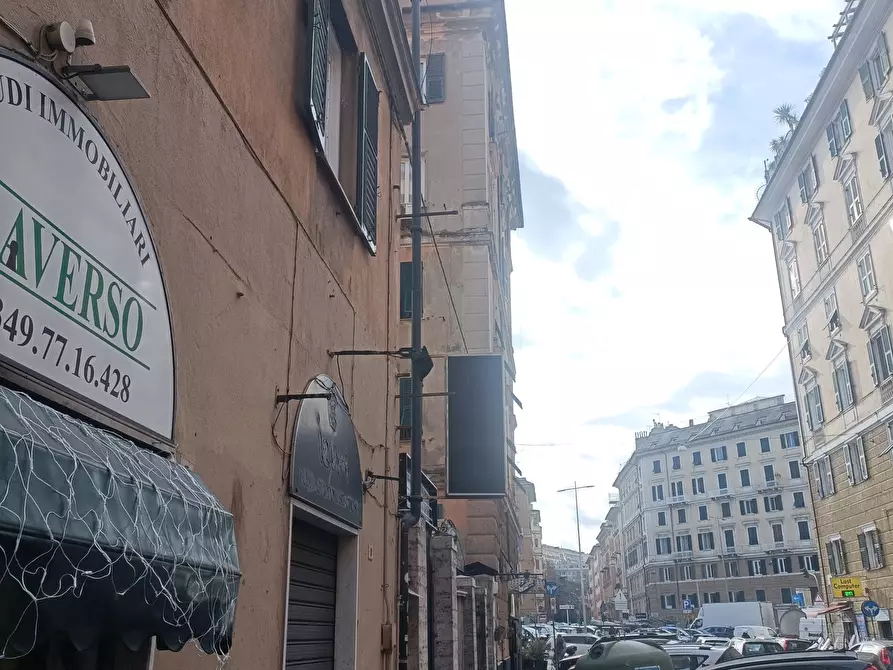 Immagine 21 di Locale commerciale in affitto  a Genova