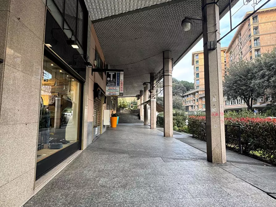 Immagine 10 di Locale commerciale in affitto  in Via XII Ottobre 9 a Genova