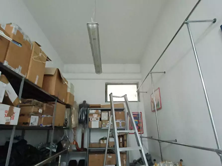 Immagine 3 di Locale commerciale in vendita  in Via dei Platani 35 R a Genova